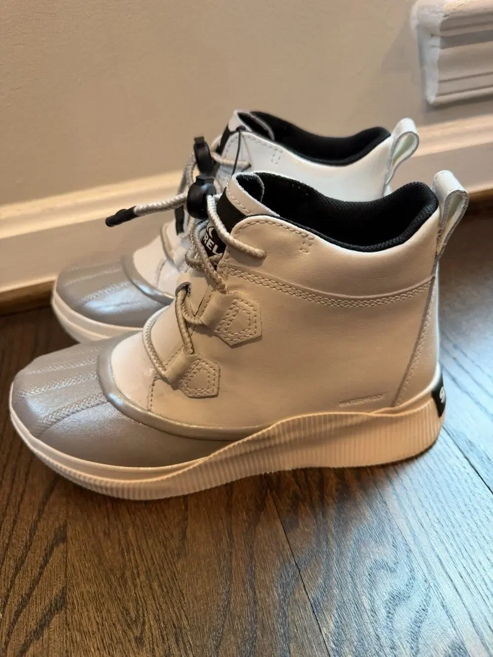 Sorel Out N About Waterproof Booties white silver Youth Sz 6 NWT